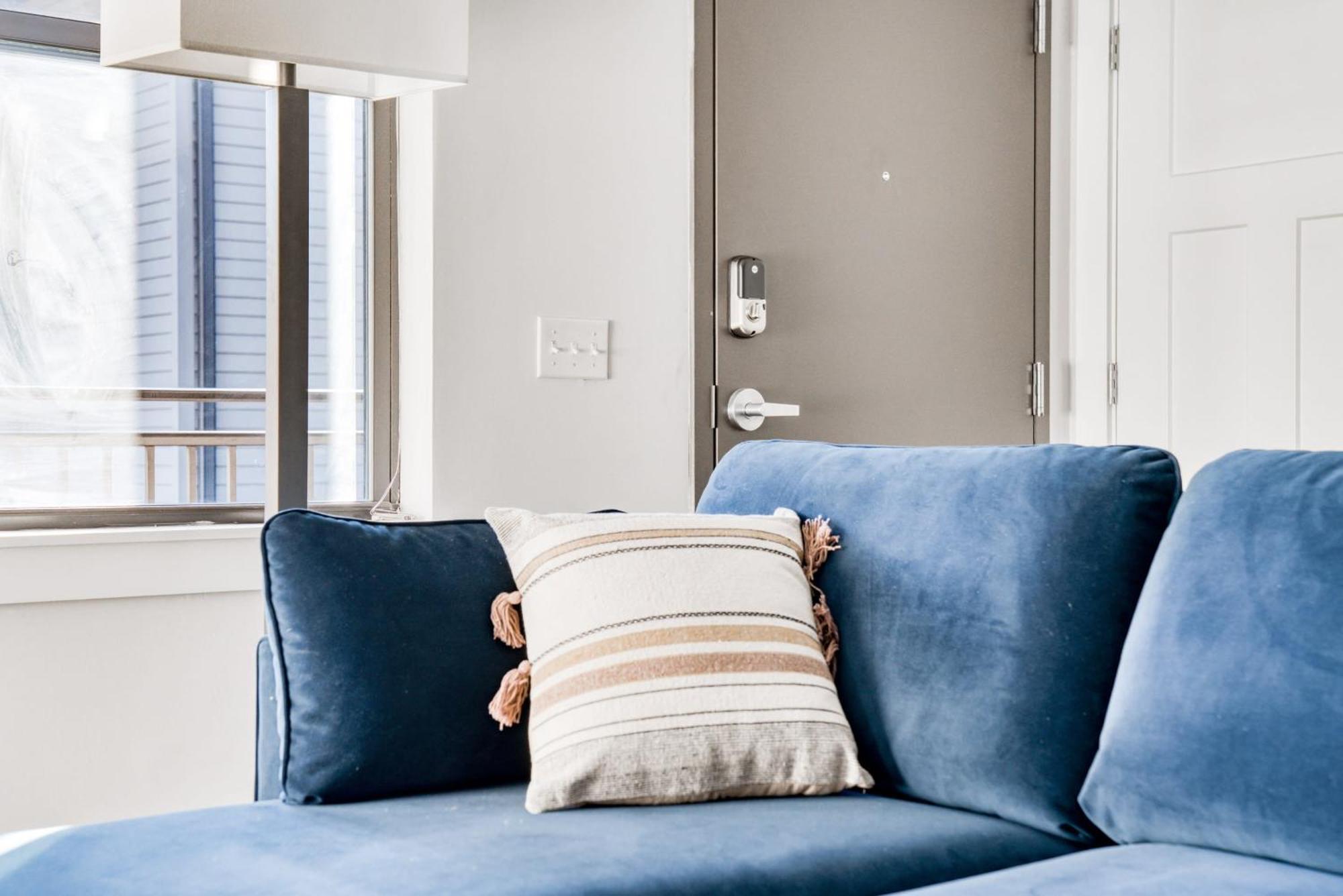 Cozysuites Music Row Bold 1Br W Free Parking 내슈빌 외부 사진